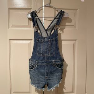 Women’s Ultra cute cut off short overalls. Size 27. Fits 34C.